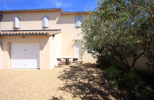 Saint-Quentin-la-Poterie Villa | Fenced villa, 4 people, garden, St-Quentin-la-Poterie 4km from historic Uzès,