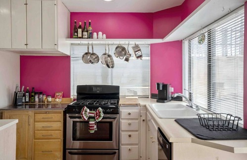 University Heights House | Fenced yard|Dogs accepted|Sleeps up to 4