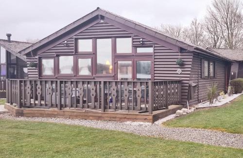 Carnforth Cabin | Fenna Lakeside Lodge - Pine Lake Resort