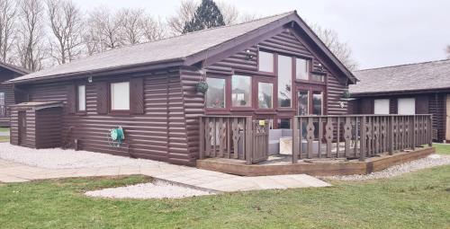 Carnforth Cabin | Fenna Lakeside Lodge - Pine Lake Resort