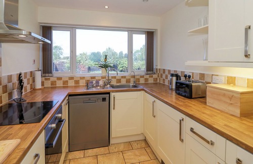 Southam Cottage | FENNY MARINA COTTAGE, pet friendly, with a garden in Fenny Compton
