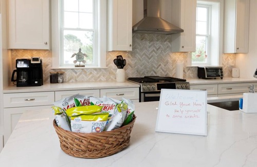 Edgewater Acres House | Fenwick on Bay mins to beach. Hot tub, Game Rm!