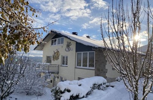 Poppenhausen Apartment | Ferienhaus Rhönschön mit Blick auf die Wasserkuppe