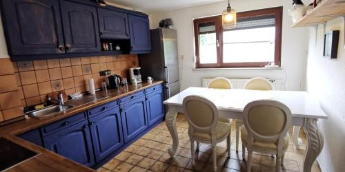 Kassel House | Ferien Haus für 6 Pers mit privat Küche Bad WC und Garten Top Lage in Kassel Wilhelmshöhe