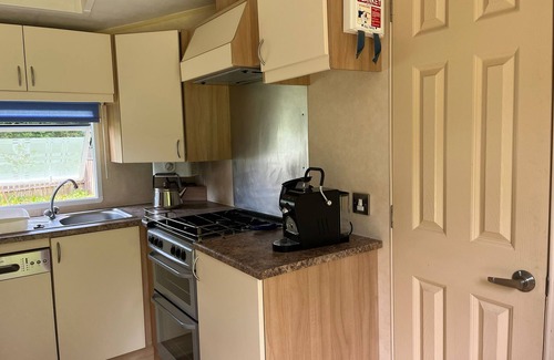 Bad Ischl RV Rental | 'Ferien Tiny House Am Waldrand' with mountain view, garden and WiFi