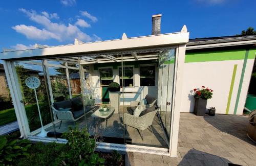 Schwedt/Oder House | Ferienhaus Grüner Bungalow Garten & Whirlpool