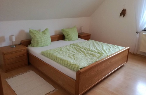 Brilon Apartment | Ferienhaus mit 180 qm, 3 Doppelzimmer, 1 Dreibettzimmer, 1 Wohn-/essbereich, max für 10 Personen