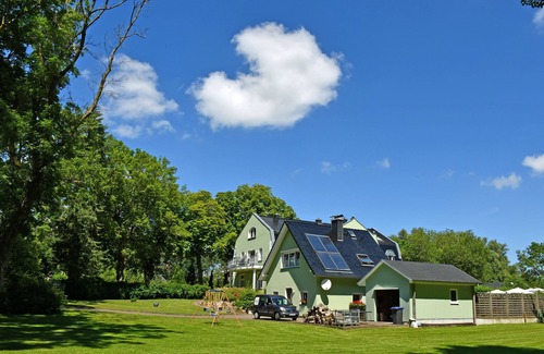 Rugen Island Apartment | Ferienhaus Regenbogen mit Kamin und Terrasse - Manor house apartment with fireplace,