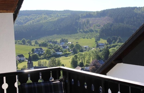 Niedersfeld Apartment | Ferienwohnung Frieda in Winterberg-niedersfeld mit Überdachtem Balkon und Garage