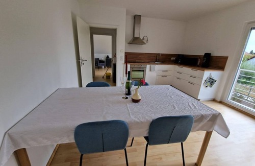 Neustadt-Hambach Apartment | Ferienwohnung Rosenblüte - Appartement/fewo, Dusche und Badewanne, Ruhig