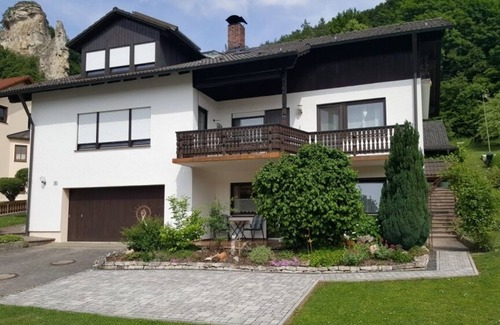 Riedenburg Apartment | Ferienwohnung für bis zu 4 Personen mit Möblierter Sonnenterrasse