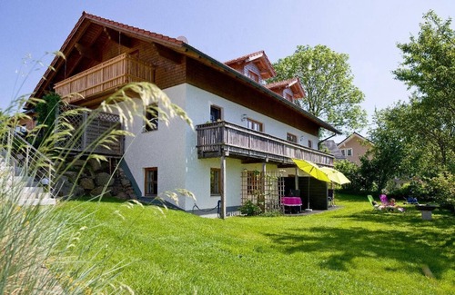 Neuschoenau Apartment | Ferienwohnung 2 mit 1 Schlafzimmer und Terrasse