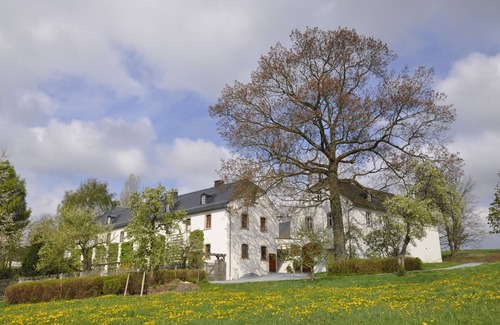 Berg Apartment | Ferienwohnung, 80qm, mit herrlichen Ausblick auf den Landhausgarten und die umliegenden Wiesen, kostenfreies WLAN, voll ausgestattet
