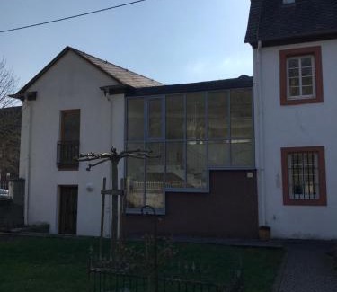 Brauneberg Apartment | Ferienwohnung Altes Pfarrhaus mit Flair und Moselblick