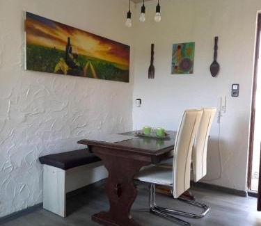 Elfershausen Apartment | Ferienwohnung am Schwedenberg , Trimberg
