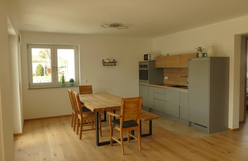 Oberhausen Apartment | Ferienwohnung an der Ach mit Großer Terrasse und Garten