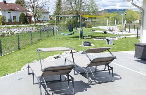 Oberhausen Apartment | Ferienwohnung an der Ach mit Großer Terrasse und Garten