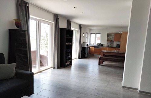 Fridolfing Apartment | Ferienwohnung bis 4 Personen, Balkon, 75 qm