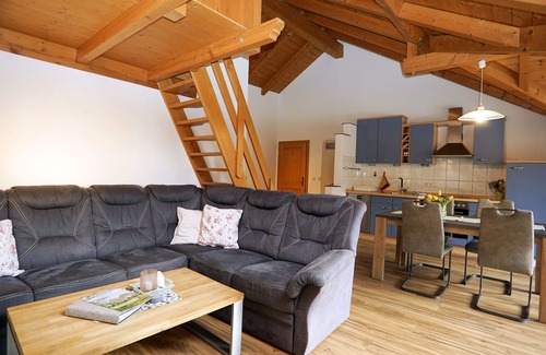 Bad Feilnbach Apartment | Ferienwohnung "Holunder" 55 qm bis 2 Personen, 2. Obergeschoss, 1 separates Schlafzimmer zwei Betten in Überlänge. Südbalk