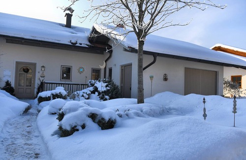 Grabenstatt Apartment | Ferienwohnung im Dachgeschoss mit Sichtdachstuhl, 48 qm, für 2 - 4 Pers., Vollholzmöbel, überdachter Südbalkon mit Bergbl