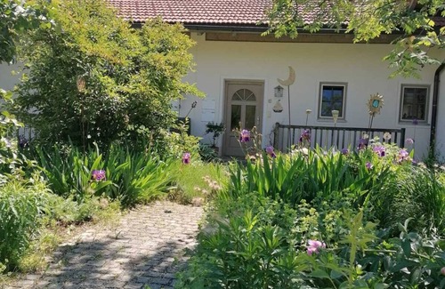 Grabenstatt Apartment | Ferienwohnung im Dachgeschoss mit Sichtdachstuhl, 48 qm, für 2 - 4 Pers., Vollholzmöbel, überdachter Südbalkon mit Bergbl