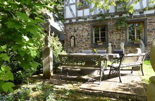 Munstermaifeld Apartment | Ferienwohnung in Außergewöhnlichem Bruchstein-ferienhaus