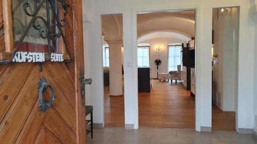 Stephanskirchen Apartment | Ferienwohnung mit Alpenblick - Kufstein Suite am Simssee