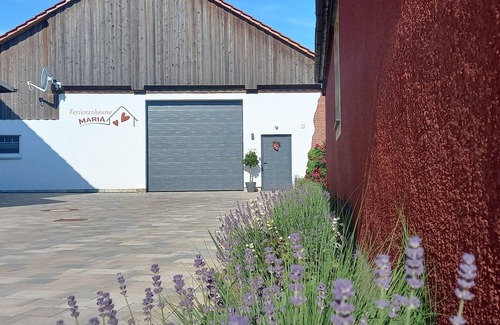 Lichtenfels Apartment | Ferienwohnung mit Ebenerdiger Terrasse und Balkon
