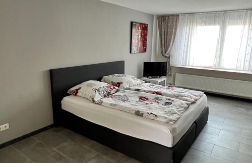 Roemerberg Apartment | Ferienwohnung mit Pool - Römerberg - Speyer