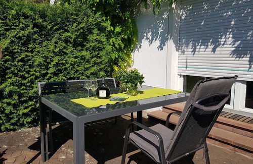Dettelbach Apartment | Ferienwohnung mit sonniger Terrasse und gemütlichem Garten