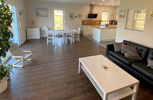 Attendorn Apartment | Ferienwohnung Repetal, 130qm, 3 Schlafzimmer, Max. 4 Erwachsene + 4 Kinder