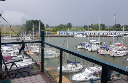 Karlshagen Apartment | Ferienwohnung Yachthafenidyll - direkte Wasserlage am Hafen