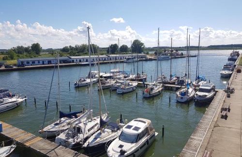 Karlshagen Apartment | Ferienwohnung Yachthafenidyll - direkte Wasserlage am Hafen