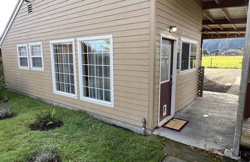 Ferndale House | Ferndale Bungalow with pasture views, 5 minute walk to Downtown!