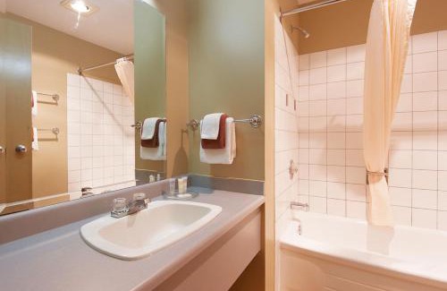 East Kootenay Hotel | Fernie Slopeside Lodge