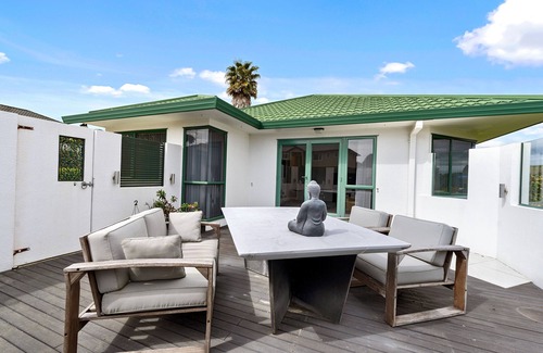 Welcome Bay House | Fernwood Escape - Tauranga Holiday Home