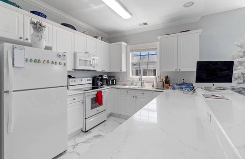 Central Myrtle Beach Condo | Festive Lakeview Condo Near Broadway & Beach