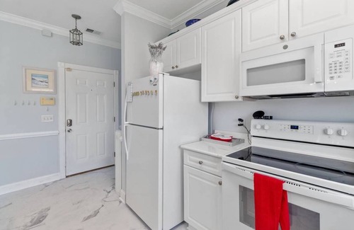 Central Myrtle Beach Condo | Festive Lakeview Condo Near Broadway & Beach