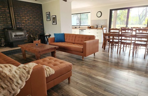 Clarence House | Fettlers Lodge - zigzag railway, peaceful, acreage