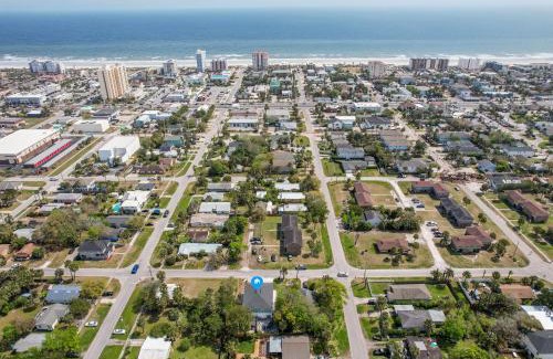 Jacksonville Beach Villa | Few steps to Ocean-4 Beach Cruisers & Free parking & Private backyard