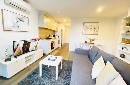 Docklands Apartment | ❤️FIFTS03/InnerCBD/1Min To Station/FREE(Pool/GYM/Tram)