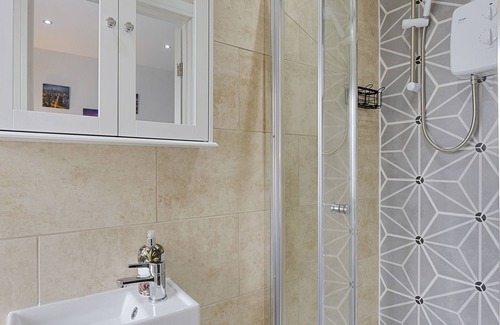 Hanger Hill Apartment | Fifty Shades Modern Apartment in Central with 1 bed En-Suite w/free parking