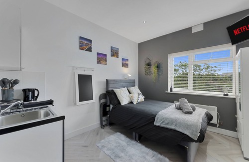 Hanger Hill Apartment | Fifty Shades Modern Apartment in Central with 1 bed En-Suite w/free parking
