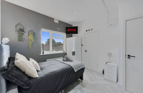 Hanger Hill Apartment | Fifty Shades Modern Apartment in Central with 1 bed En-Suite w/free parking