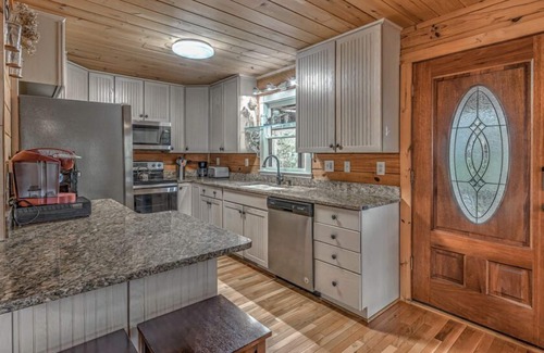 McCaysville Cabin | Fighting Creek Cabin - River Front | Trout Fishing | Hot Tub | Pool Table | Fire Pit