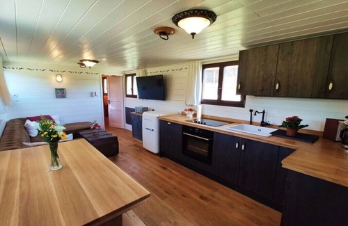 Wiesentheid House | Filmschip "Erbse" - buitengewoon woonboot op het land
