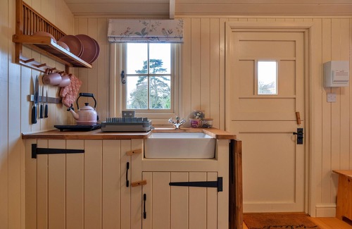 Brackley Ski Chalet | Finest Retreats - The Flower Hut