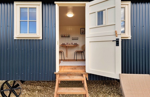 Brackley Ski Chalet | Finest Retreats - The Flower Hut