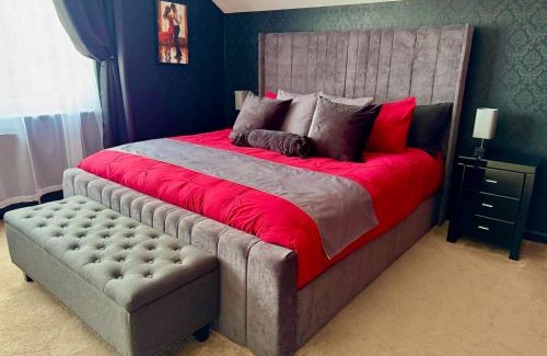 Glasgow House | FINN VILLAGE Loch Lomond Villa - THE BLACK ROOM with Private Jacuzzi-Style Bath