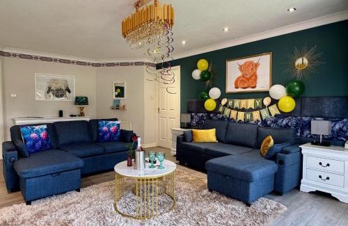 Glasgow House | FINN VILLAGE "Raspberry Cottage" Private Garden, 6-seater HOT TUB, Firepit & Pizza Stove